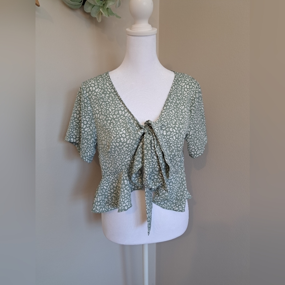 TIE Front Light Green Pattern Top Size M